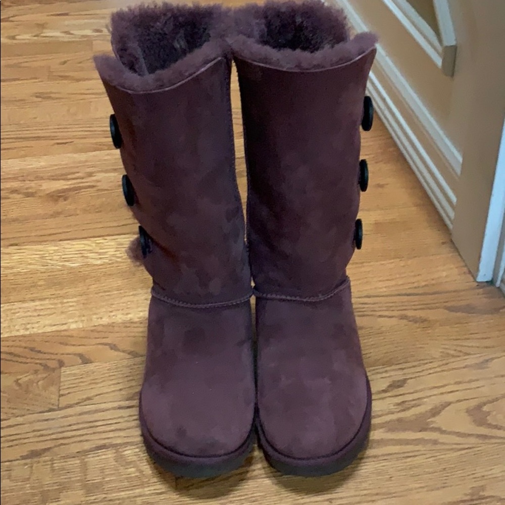 Ugg Size 7 - image 4